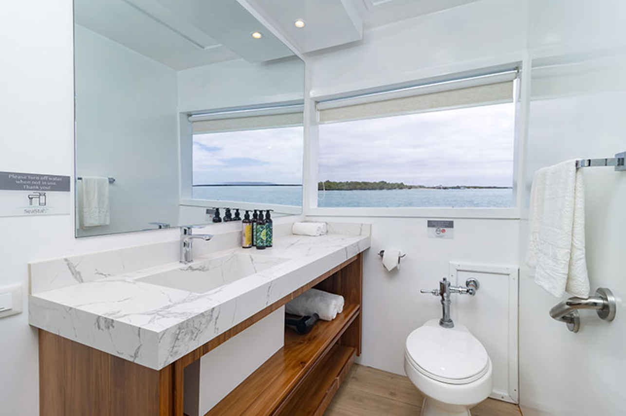 Balcony Suite Bathroom