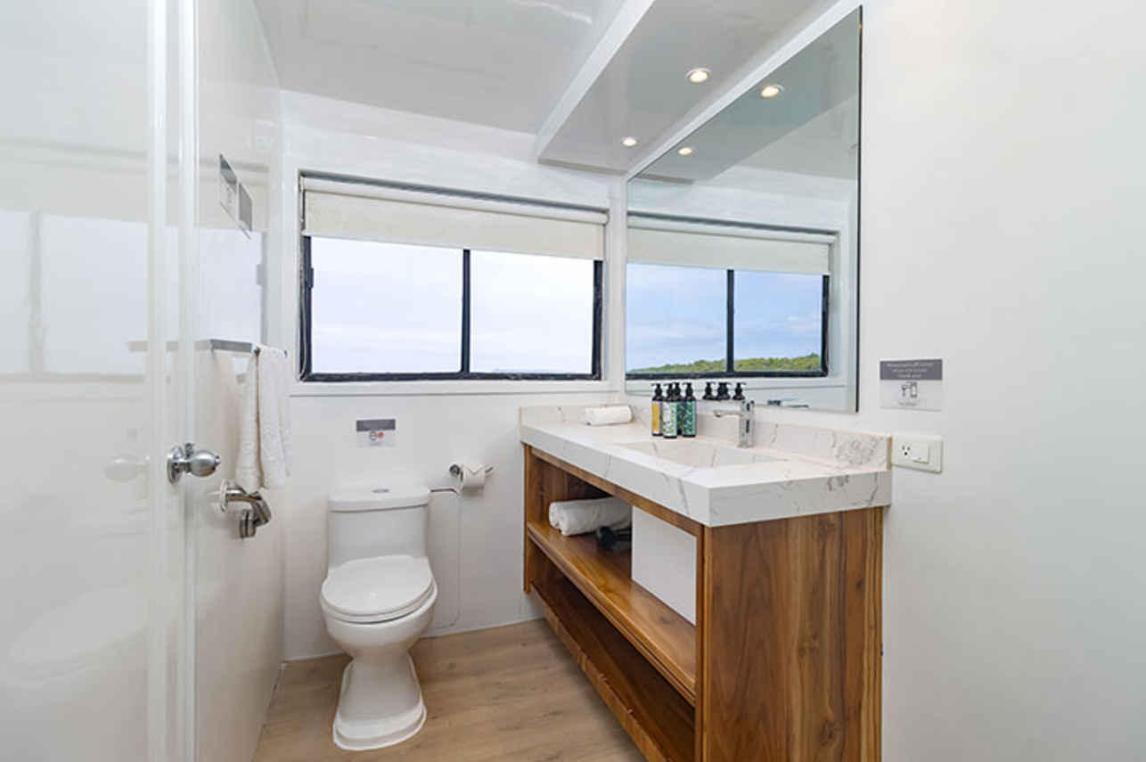 Galapagos Suite Bathroom