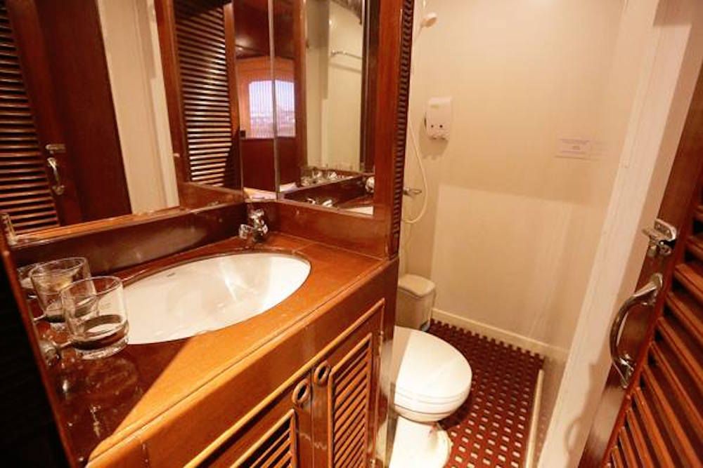 En-Suite Bathrooms - MV Hallelujah Thailand