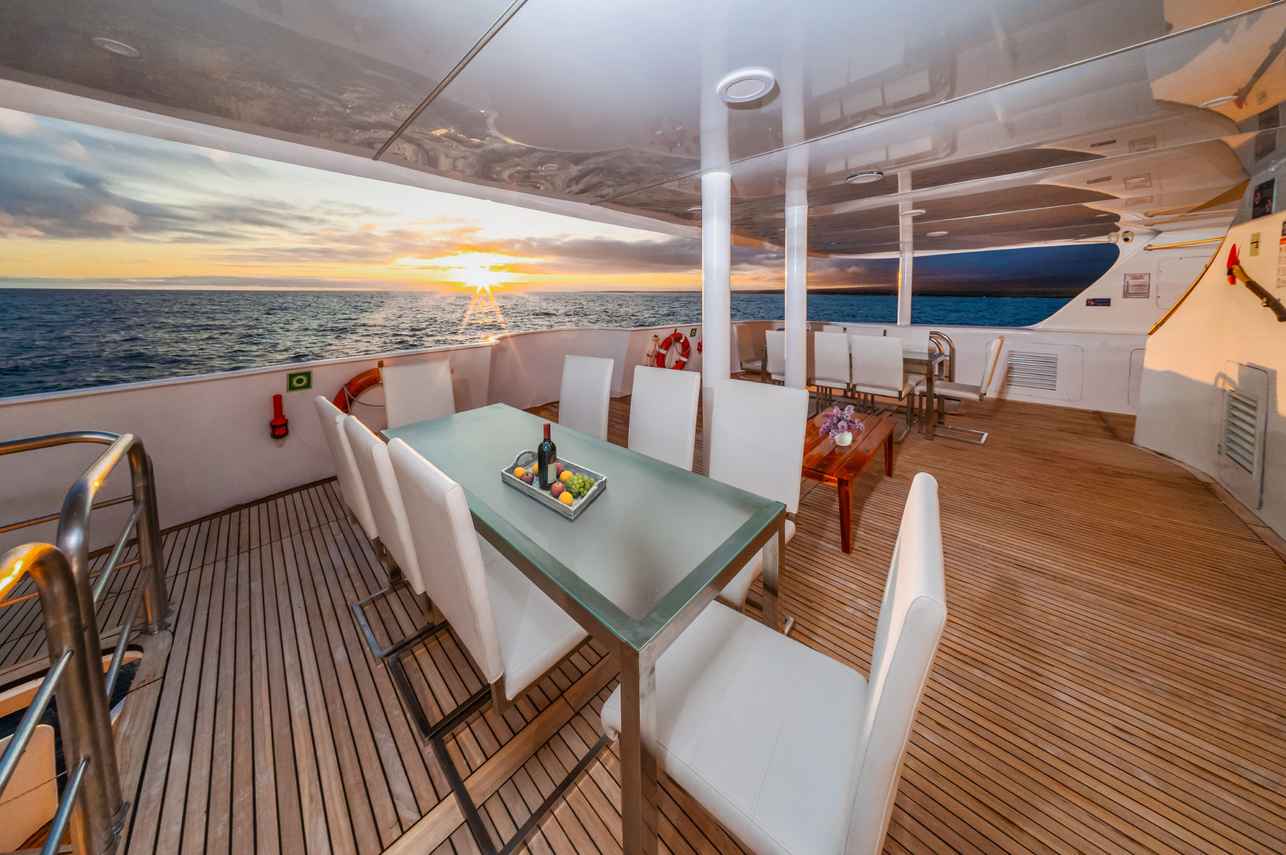 Abendessen im Freien - Treasure of Galapagos