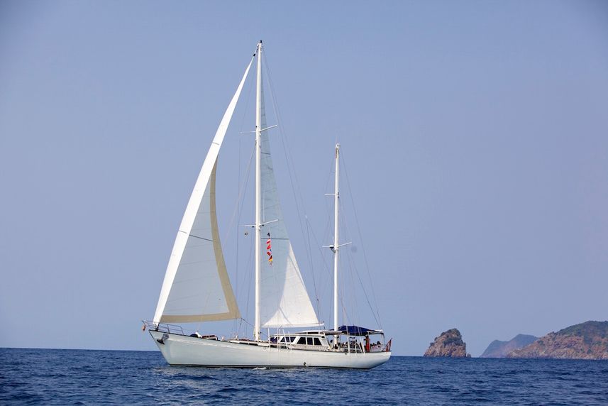 Meta IV, Myanmar with sails up