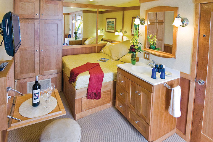 Navigator Stateroom (B3, B7-B14)