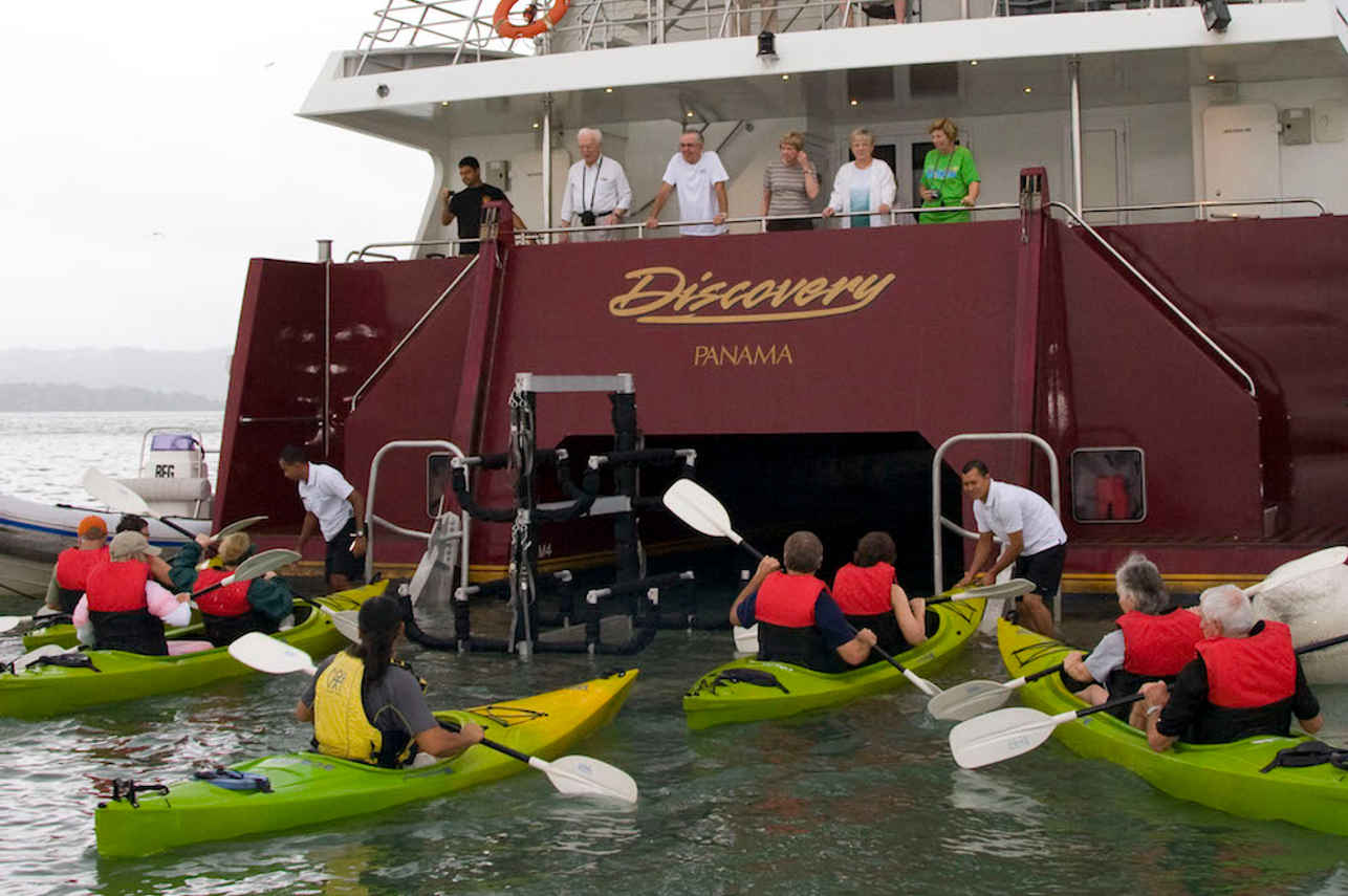 Returning Kayaks - Discovery Panama