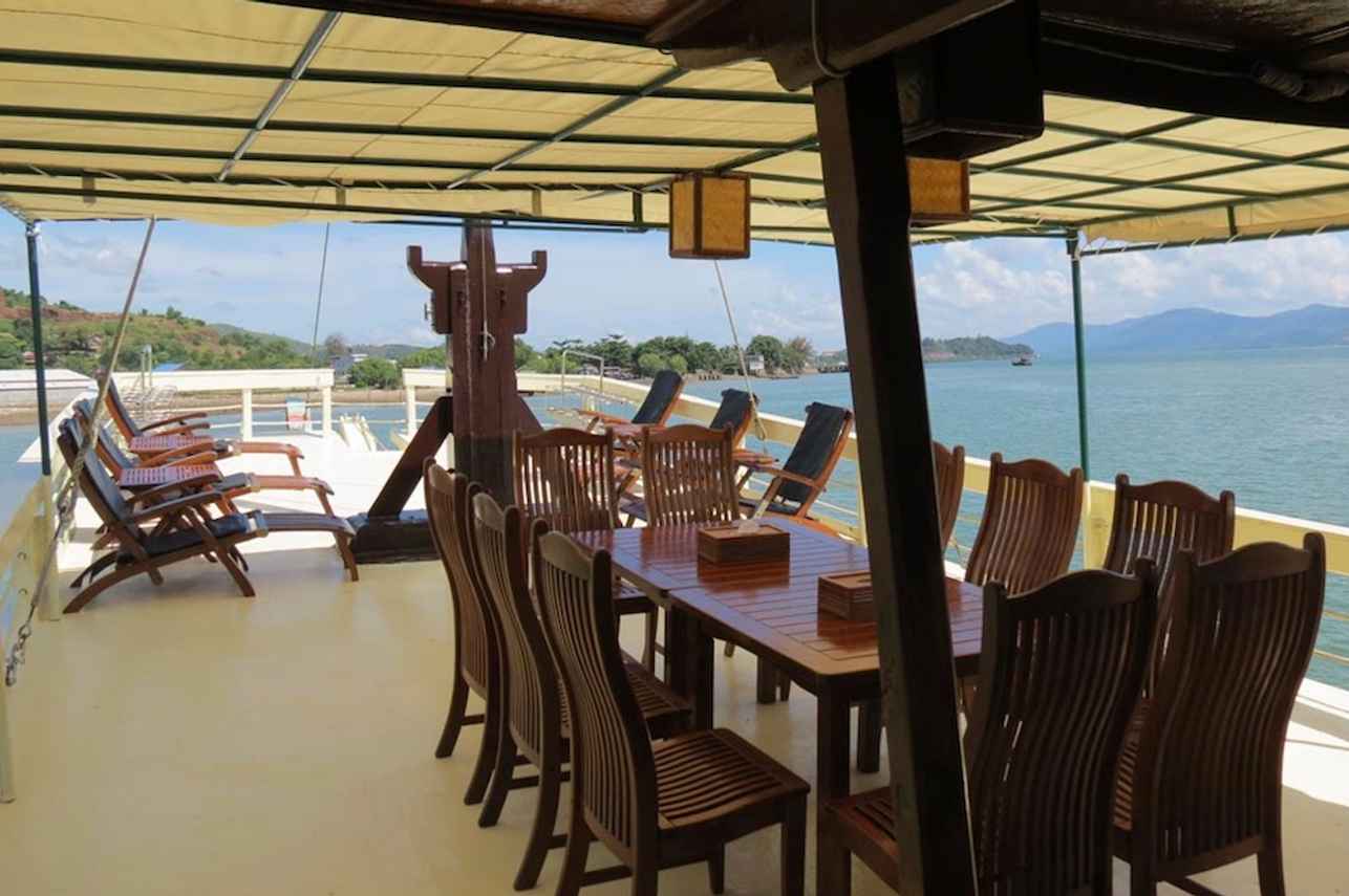 Dining area & sun deck - Sea Gipsy Myanmar