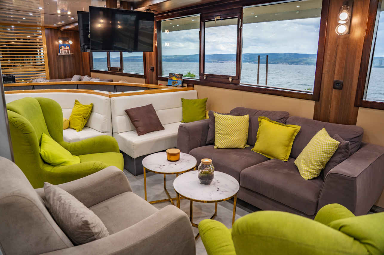 Bar and Lounge Area - President