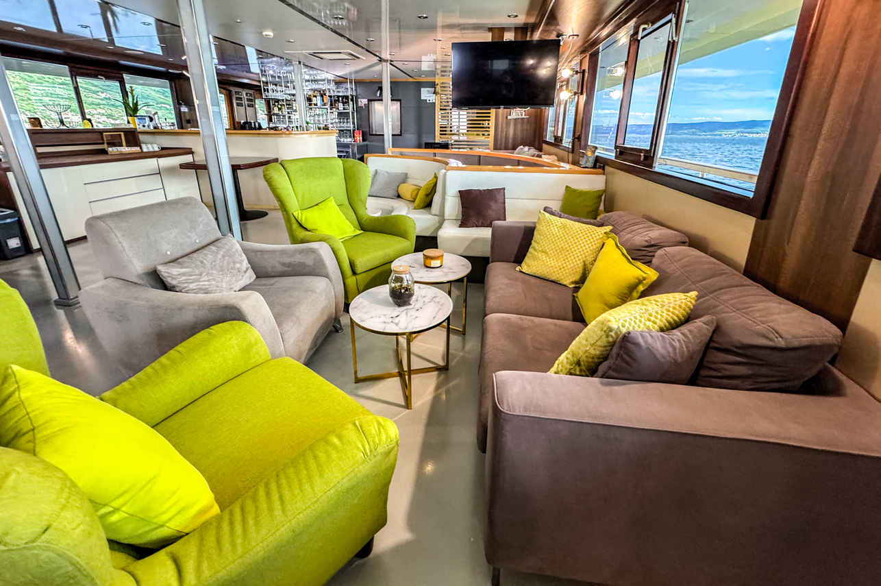 Bar and Lounge Area - President