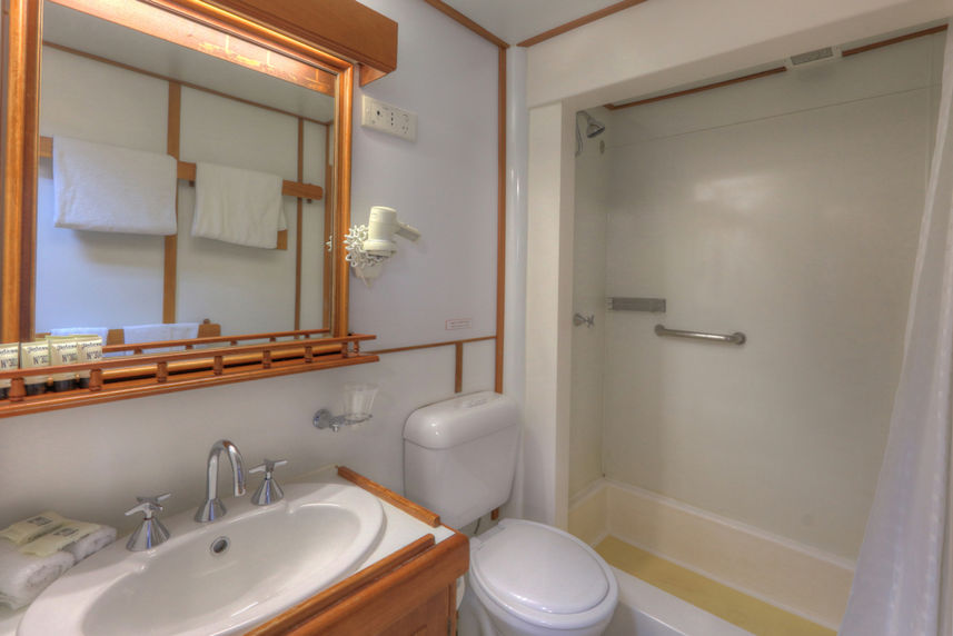 En-suite Bathrooms - Coral Expeditions II