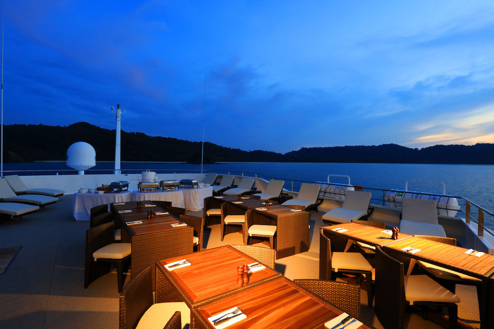 Outdoor Dining - Coral Discoverer