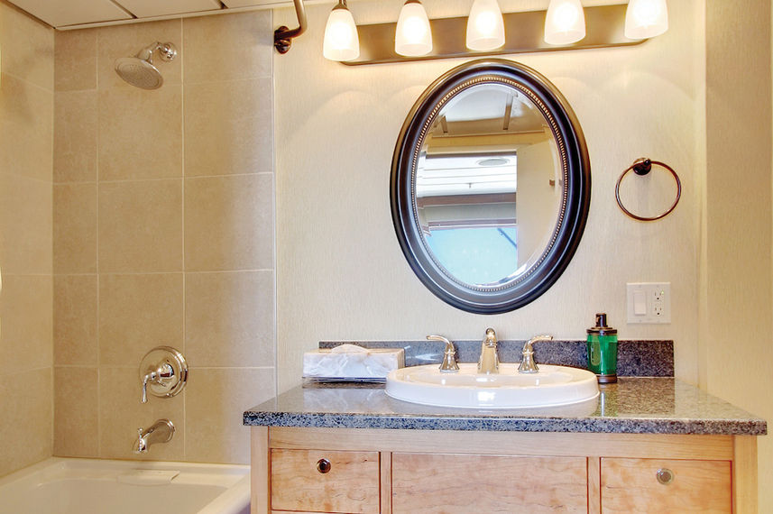 En-suite bathroom - Commodore Suite