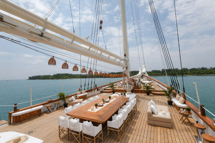 Outdoor Dining and Lounge Area