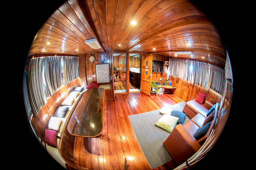 Salon interior - Manta Queen 8