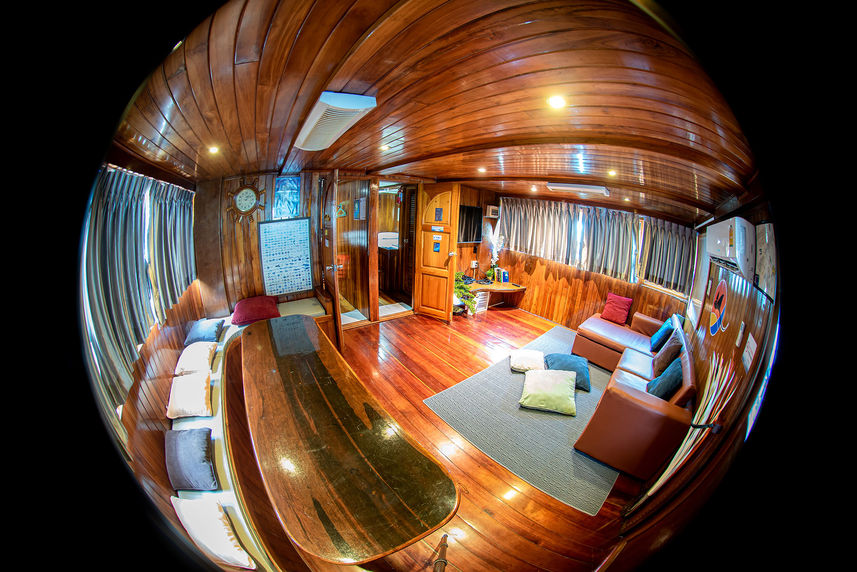 Salon interior - Manta Queen 8