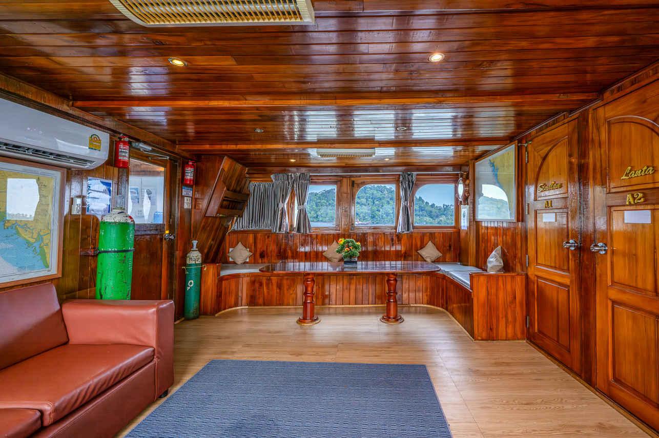 Salon interior - Manta Queen 8