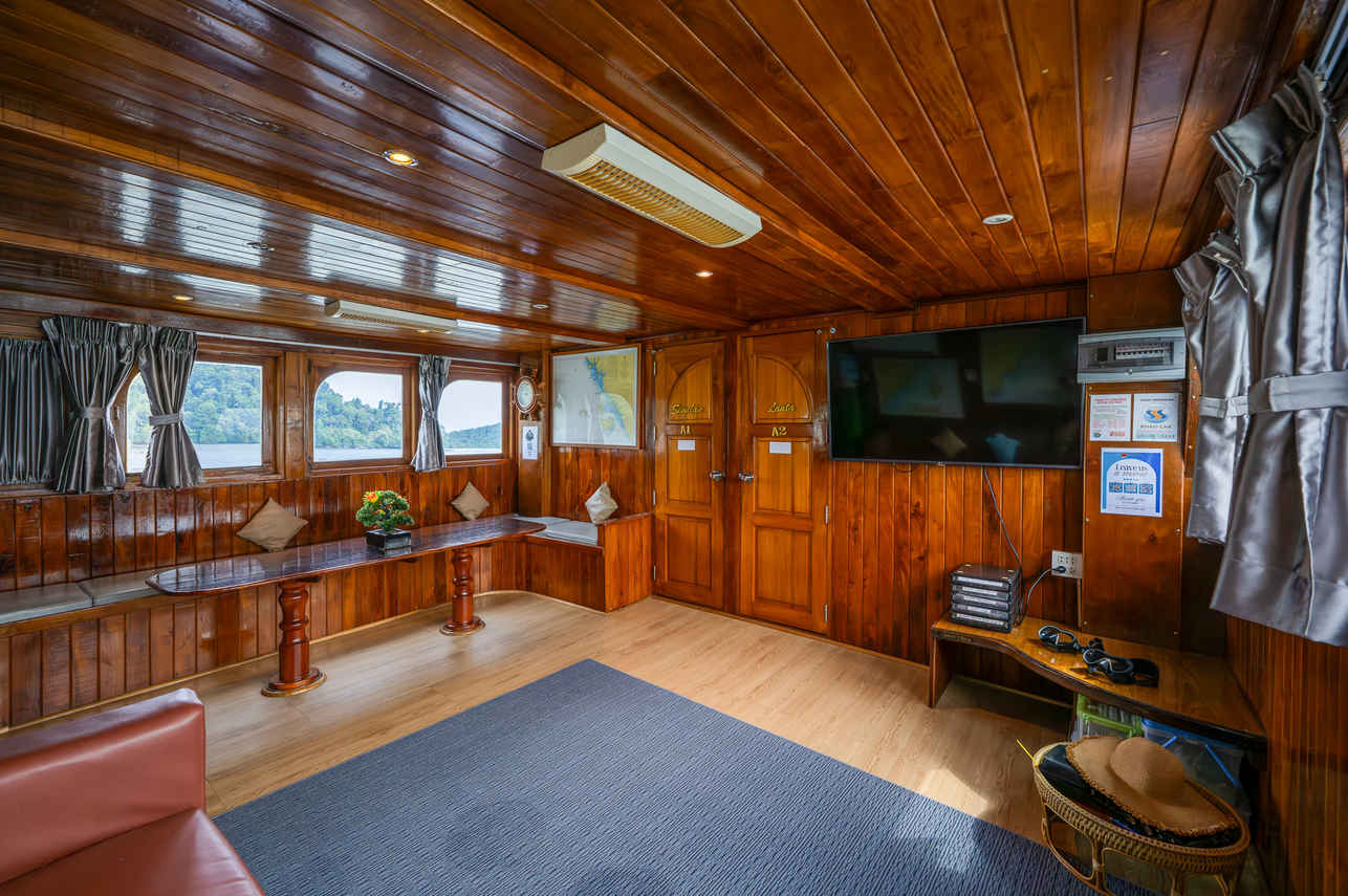 Salon interior - Manta Queen 8