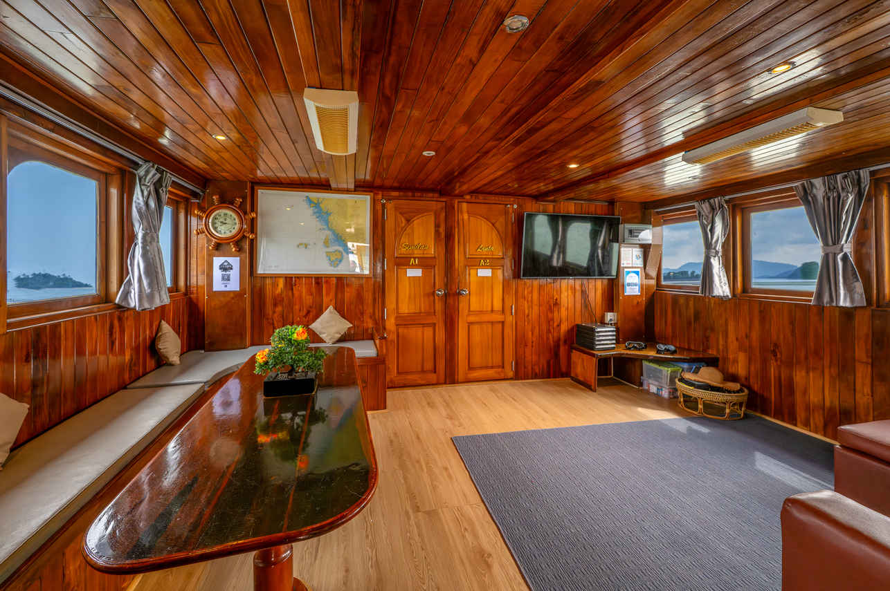 Salon interior - Manta Queen 8