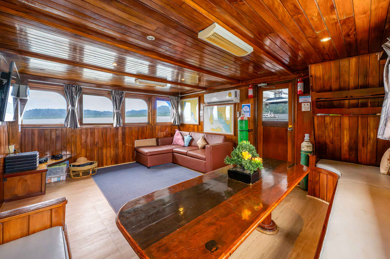 Salon interior - Manta Queen 8