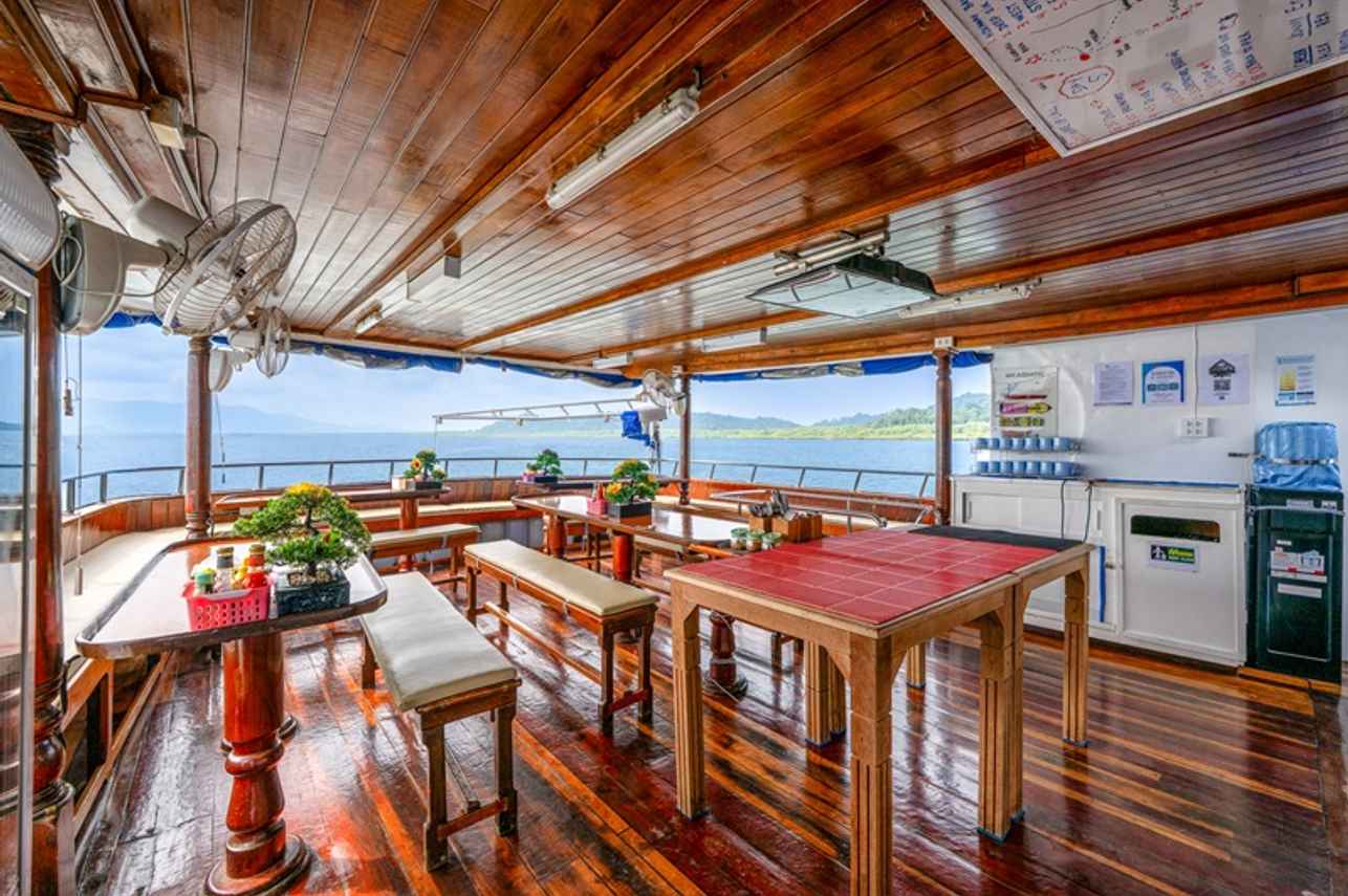 Abendessen im Freien - Manta Queen 8