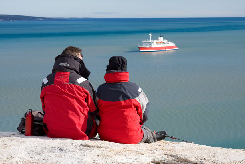 Arctic Travellers Watching Expedition