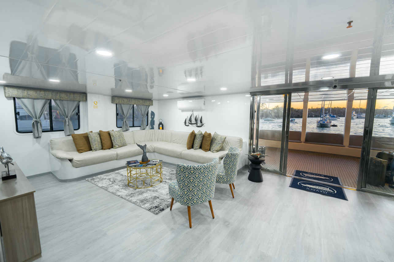 Indoor Saloon - Anahi