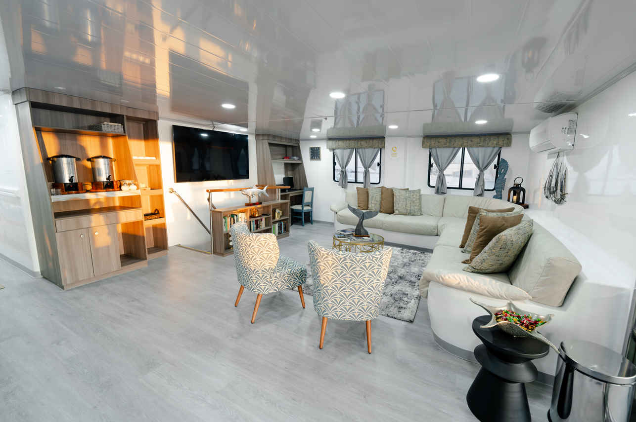 #Indoorsaloon - Anahi