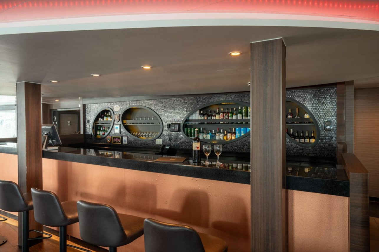 Бар и зона отдыха - Hondius