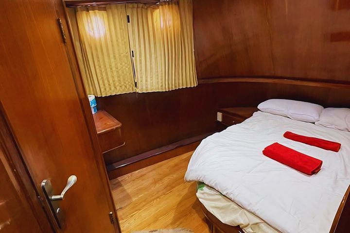 Middle Deck Double Cabin