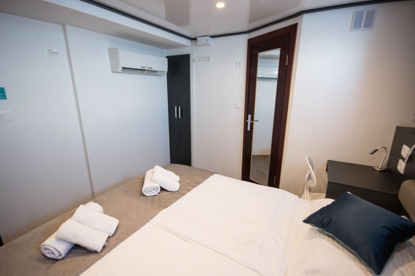 Double Cabin - Lupus Mare
