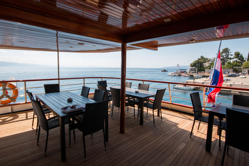 Outdoor Lounge - Lupus Mare