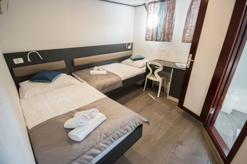 Twin Cabin - Lupus Mare