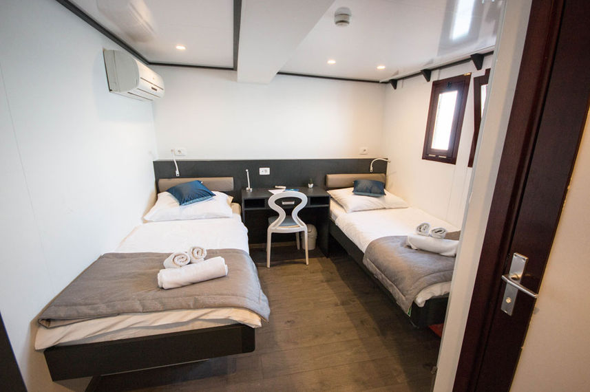 Twin Cabin - Lupus Mare