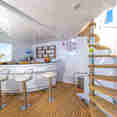 Salon exterior  - Discovery II