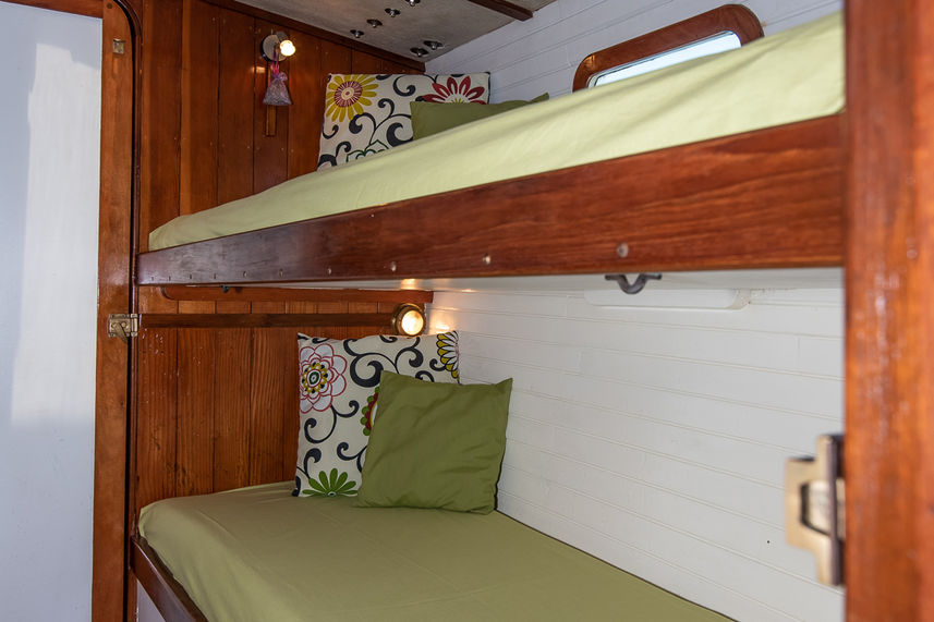 Passageway bunk cabin