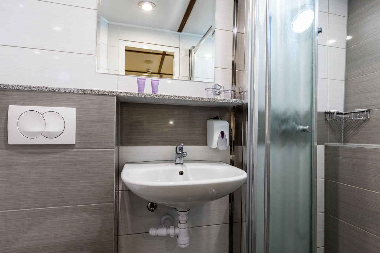 #en-suitebathroom - Aurora