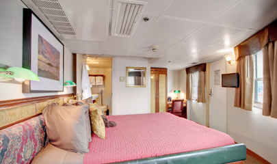 Jr Commodore Suite (301-302)