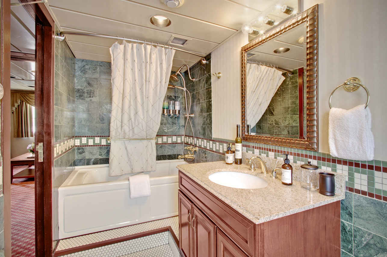 Commodore Suite En-Suite Bathroom