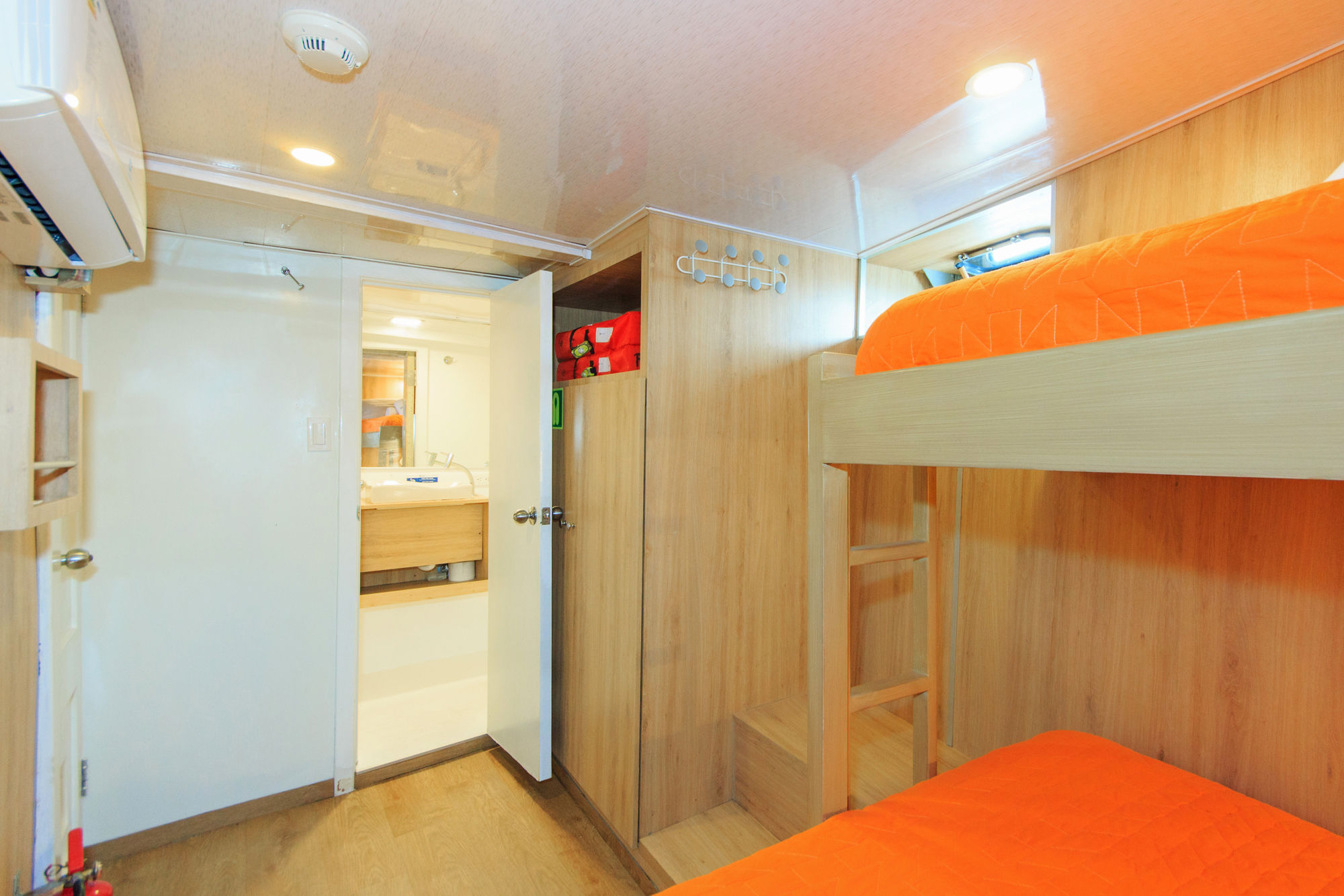 Lower Deck Cabin - Aqua