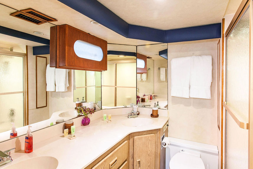 En-Suite bathrooms - Nautilus Gallant Lady