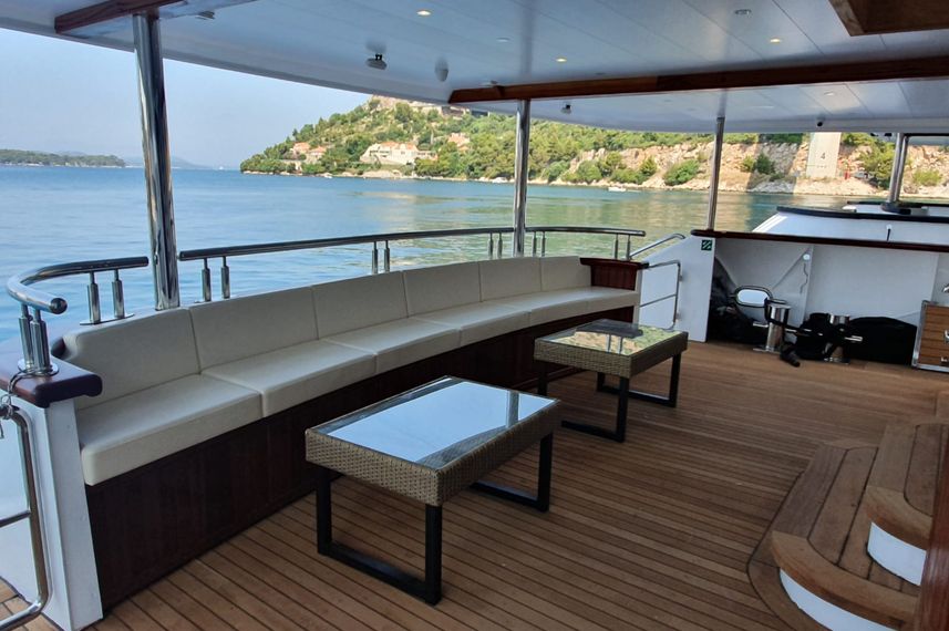 Outdoor Lounge - Ambassador