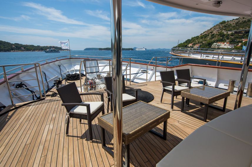 Outdoor Lounge - Ambassador