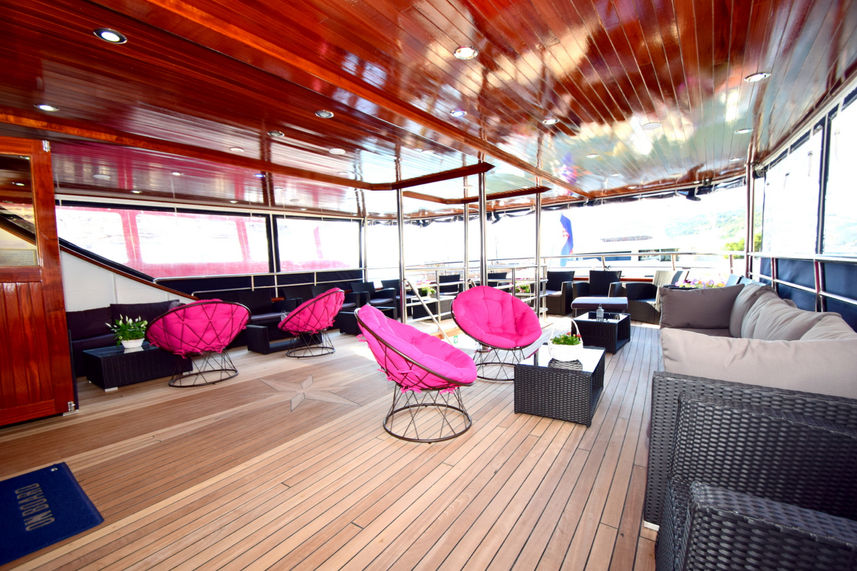 Salon exterior  - Captain Bota