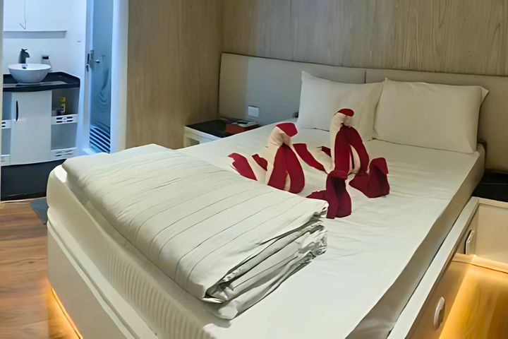 Double Bed Upper Cabin