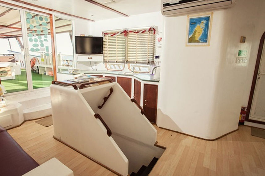 Indoor salon - Red Dhow