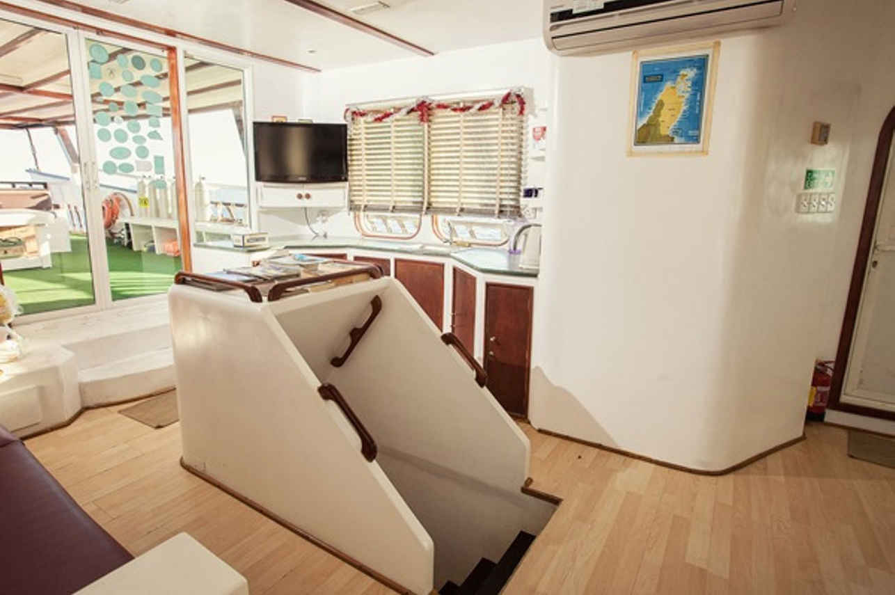Indoor salon - Red Dhow