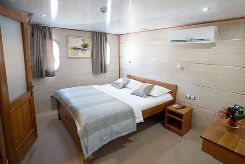 Main Deck Cabin - Karizma