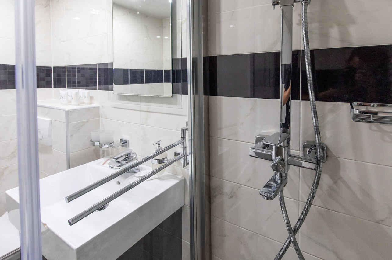 #en-suitebathroom - Adriatic Queen