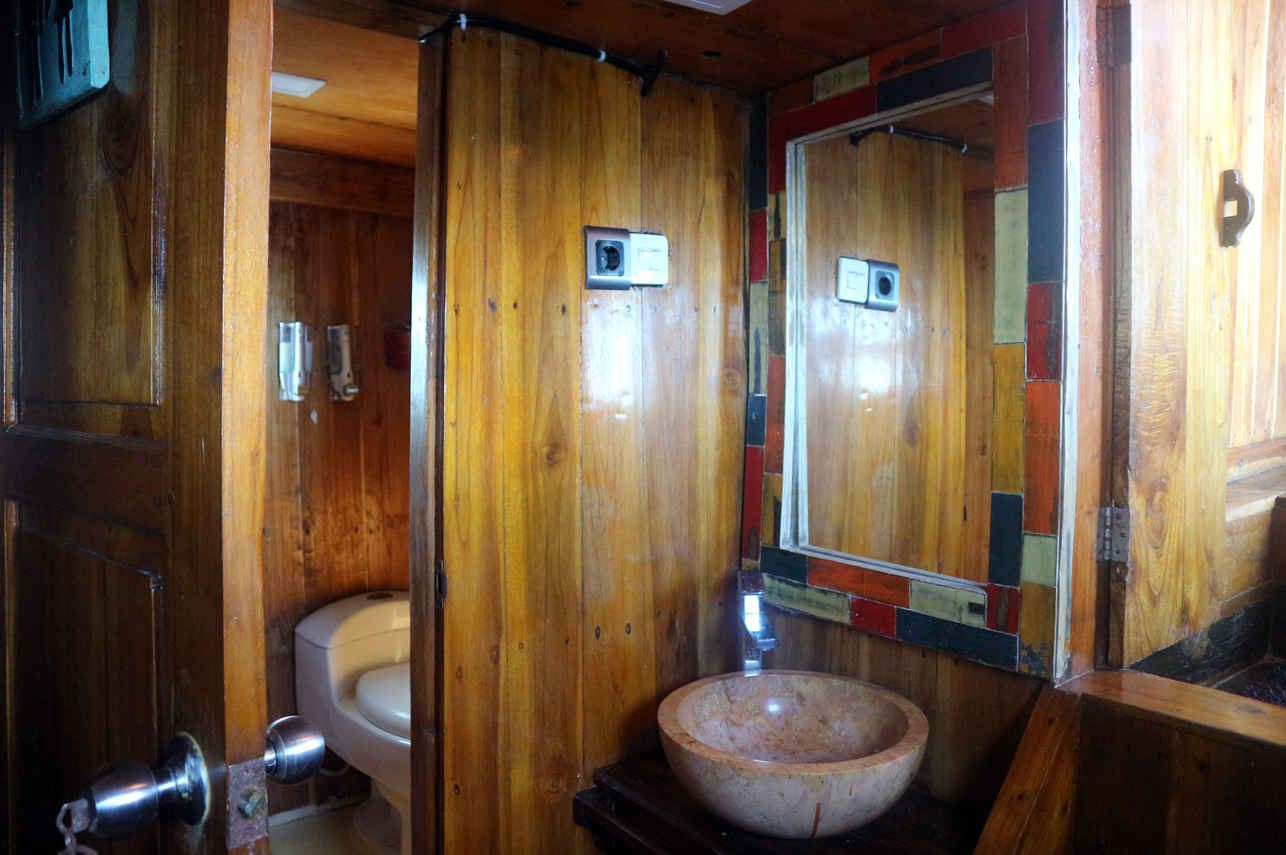 #en-suitebathroom - Waisan Komodo