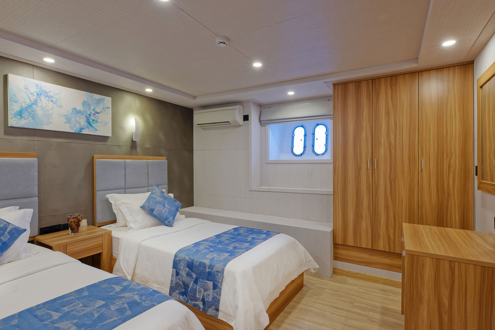 Lower Deck Cabins, photo 1