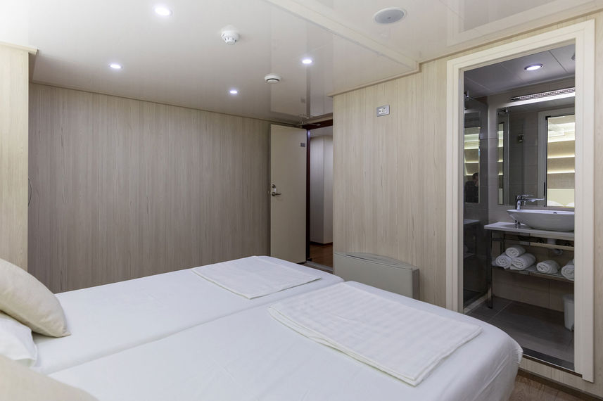 Main Deck Cabin - Cristal