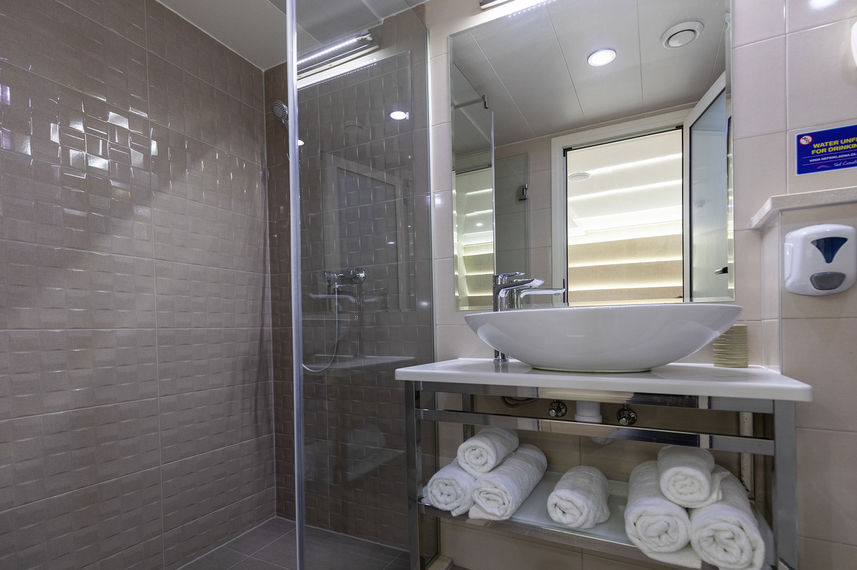 En-Suite bathrooms - Cristal