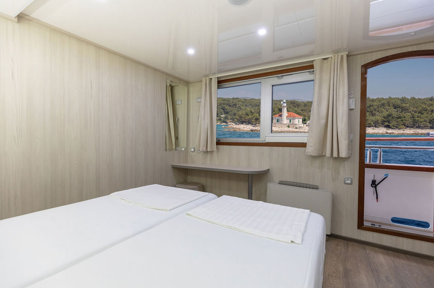 Main Deck Cabin - Cristal